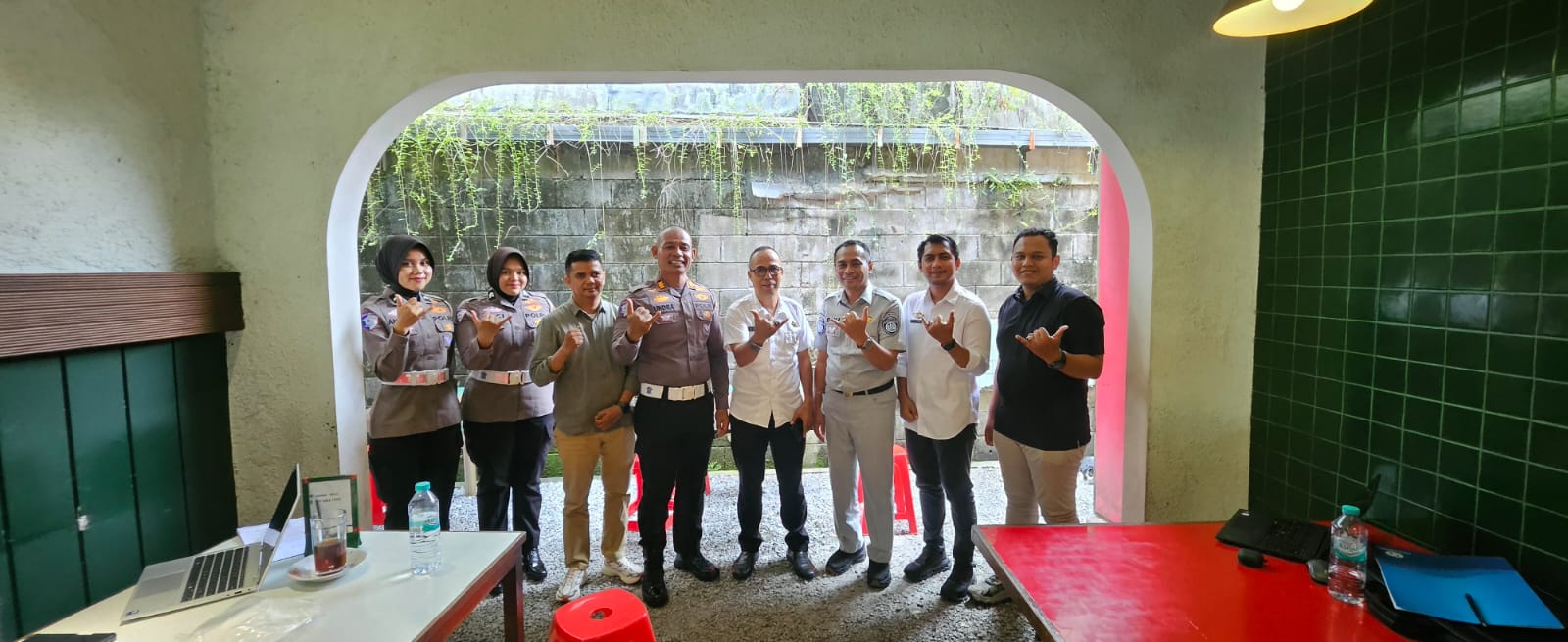 Perkuat Kesadaran Pengendara, Jasa Raharja Sumbar Pasang Spanduk di Lokasi Rawan Kecelakaan.