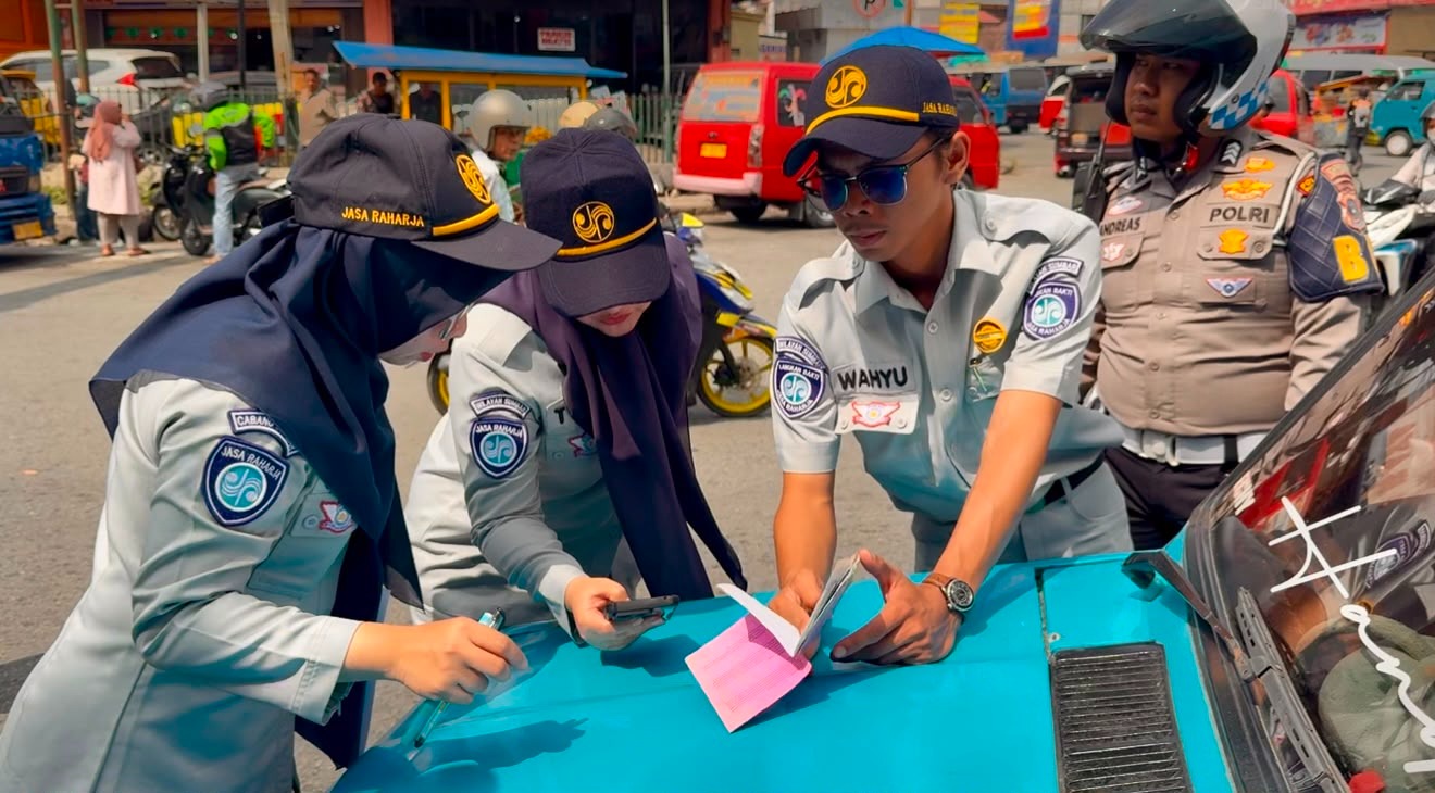Perkuat Kesadaran Pengendara, Jasa Raharja Sumbar Pasang Spanduk di Lokasi Rawan Kecelakaan.