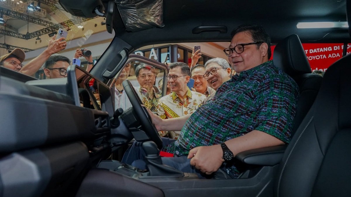 Menko Perekonomian Airlangga Hartarto mencoba Jetour T2 i-DM di GIIAS 2026.