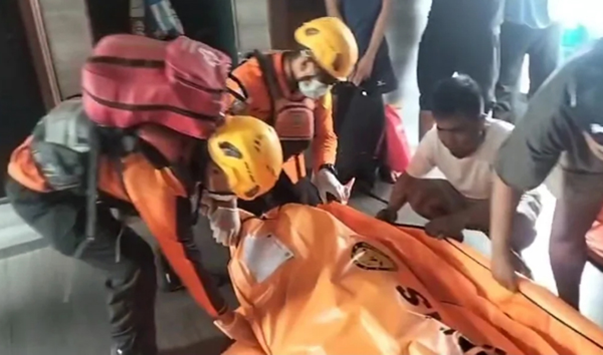 Tim SAR sedang evakuasi korban