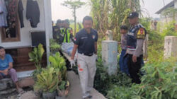 Perempuan ditemukan tewas di pinggir sawah Karawang Timur.