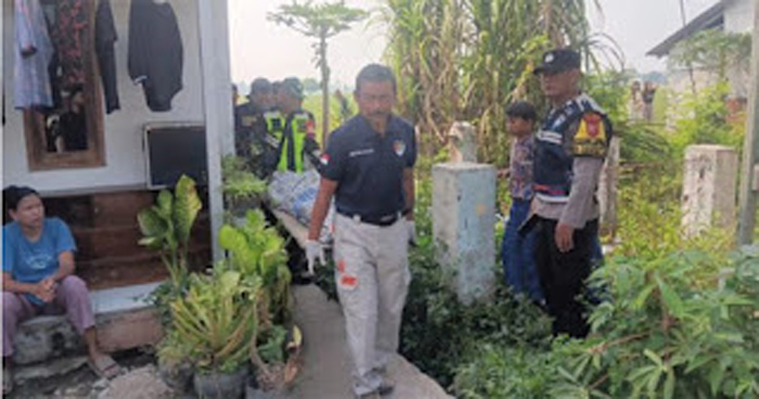 Perempuan ditemukan tewas di pinggir sawah Karawang Timur.
