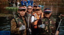 Pangdam Jaya Letjen TNI Deddy Suryadi bersama Kapolda Metro Jaya Komjen Pol Asep Edi Suheri melakukan aksi bersih-bersih sungai di Jakarta.