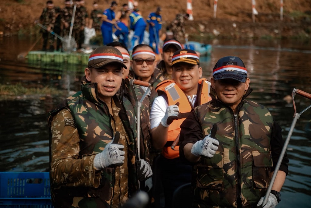 Pangdam Jaya Letjen TNI Deddy Suryadi bersama Kapolda Metro Jaya Komjen Pol Asep Edi Suheri melakukan aksi bersih-bersih sungai di Jakarta.