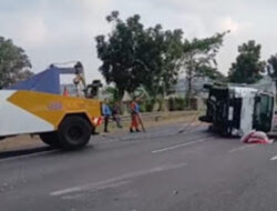 Pikap Terguling, Tol Sidoarjo Sempat Macet