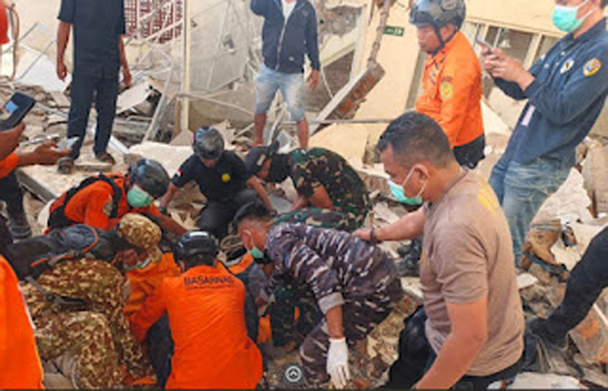 Petugas mengevakuasi korban gempa M7,7 di Nusa Tenggara Timur