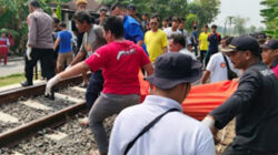 Petugas gabungan mengevakuasi korban yang tewas tertemper KA