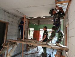 Satgas TMMD Pasang Plafon RTLH Pak Misri