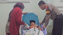 Puluhan siswa SD di Sidoarjo dirawat di rumah sakit diduga keracunan makanan.