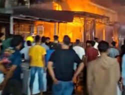 Kebakaran Hanguskan 7 Petak Ruko di Simpang Pulai Solok, Damkar Berjibaku hingga Subuh