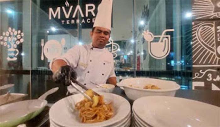 Live cooking pasta di Muaro Terrace, Truntum Hotel Padang.