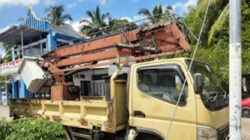 Mobil Sky Lift lama PJU yang parkir ditempat terbuka