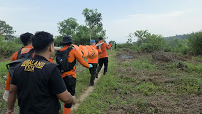 Mayat Pria Tanpa Identitas Ditemukan di Sungai Bangek Padang.