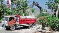Istri di Ponorogo menghancurkan rumah dan toko dengan alat berat