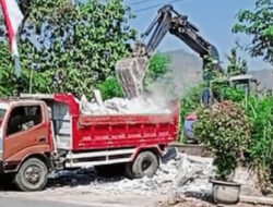Gara-gara Selingkuh, Rumah dan Toko Dihancurkan