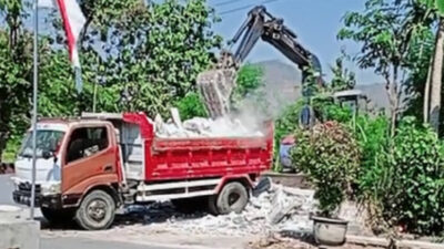 Istri di Ponorogo menghancurkan rumah dan toko dengan alat berat