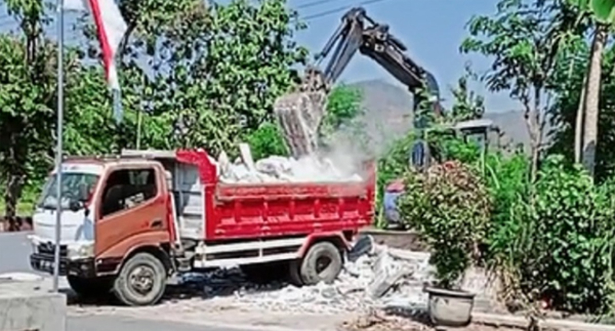 Istri di Ponorogo menghancurkan rumah dan toko dengan alat berat