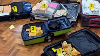 Jakarta - Kejaksaan Agung (Kejagung) memastikan akan mengungkap pihak yang memiliki emas seberat 74 kilogram yang disita dari sebuah rumah di kawasan Sentul, Kabupaten Bogor, Jawa Barat. Rumah tersebut diketahui terkait dengan mantan Jaksa Agung Muda Tindak Pidana Khusus (Jampidsus), Febrie Adriansyah. Kepala Pusat Penerangan Hukum (Kapuspenkum) Kejagung, Anang Supriatna, mengatakan proses pembuktian mengenai kepemilikan emas itu akan disampaikan dalam persidangan. Hingga kini, penyidik masih terus menelusuri asal-usul dan pemilik barang bukti tersebut. "Kepemilikan emas itu nantinya akan dibuktikan melalui proses persidangan," ujar Anang saat dikonfirmasi wartawan, Selasa (4/8/2026). Anang menegaskan Kejagung telah memberikan informasi kepada publik secara terbuka terkait perkembangan perkara tersebut. Meski demikian, ada sejumlah hal yang belum dapat dipublikasikan karena masih menjadi bagian dari proses penyidikan yang sedang berjalan. Menurutnya, keterbukaan informasi tetap dilakukan tanpa mengganggu kelancaran penyidikan maupun upaya pengumpulan alat bukti. Saat ini, Tim 9 penyidik Kejagung masih memeriksa sejumlah saksi serta mengumpulkan berbagai alat bukti dan barang bukti untuk memperkuat konstruksi perkara. Penyidik juga mendalami kepemilikan emas dan sejumlah uang yang sebelumnya disita oleh Korps Pemberantasan Tindak Pidana Korupsi (Kortas Tipikor) Polri. Anang memastikan seluruh proses penyidikan dilakukan secara profesional, transparan, dan sesuai dengan ketentuan hukum yang berlaku. Sebelumnya, Febrie Adriansyah ditahan setelah menjalani pemeriksaan di Gedung Kejaksaan Agung, Jakarta, pada Jumat (24/7/2026) malam. Ia bersama seorang pihak swasta bernama Don Ritto telah ditetapkan sebagai tersangka dalam perkara dugaan korupsi dan tindak pidana pencucian uang (TPPU). Kasus tersebut awalnya ditangani oleh Kortas Tipikor Polri bersama Direktorat Reserse Kriminal Khusus Polda Metro Jaya sebelum akhirnya dilimpahkan kepada Kejaksaan Agung. Dalam proses penyidikan, aparat kepolisian menggeledah sejumlah lokasi yang berkaitan dengan perkara tersebut, termasuk rumah di kawasan Sentul yang dikaitkan dengan Febrie Adriansyah. Dari lokasi itu, penyidik menyita emas seberat 74 kilogram serta uang tunai dalam berbagai mata uang, yakni dolar Singapura, dolar Amerika Serikat, dan rupiah. Total nilai seluruh barang bukti diperkirakan mencapai Rp476 miliar. Belakangan diketahui, rumah tersebut disebut-sebut telah dimanfaatkan oleh Don Ritto sebagai kantor operasional sebuah yayasan yang bergerak di bidang dakwah dan pendidikan Islam.(des*)