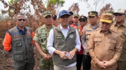 Menhut Raja Juli Antoni meninjau penanganan karhutla di Kalimantan Barat.
