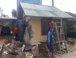 Satgas TMMD dan Warga Rehabilitasi Pos Kamling