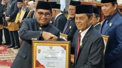 Ketua PWI Sumatera Barat, Widya Navies, mendapat penghargaan berupa PIN Emas.
