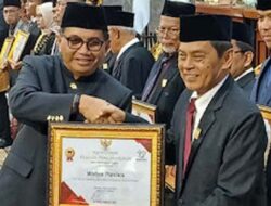 HJK Padang ke-357, Ketua PWI Sumbar Widya Navies Terima PIN Emas dan Piagam Penghargaan