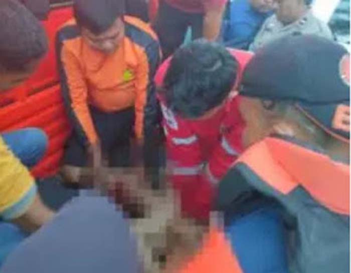 Seorang pelajar SMK 3 Pariaman, Farid (15), meninggal dunia setelah terseret arus.