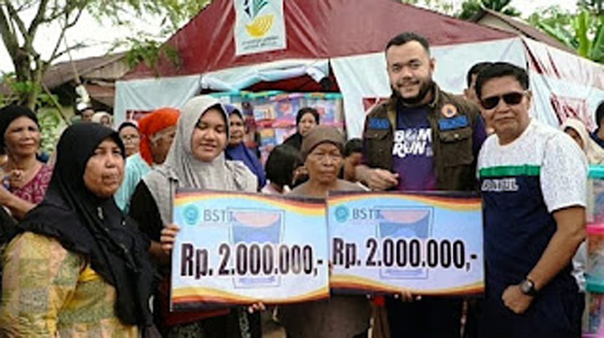 Warga Terdampak Banjir 3 Agustus di Empat Kecamatan Kota Padang Terima Bantuan