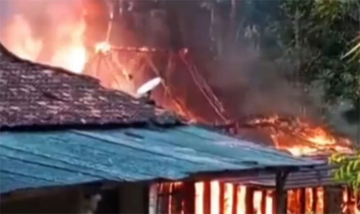 Dua rumah terbakar di Desa Monggot,Jawa Tengah, yang menelan satu korban jiwa.
