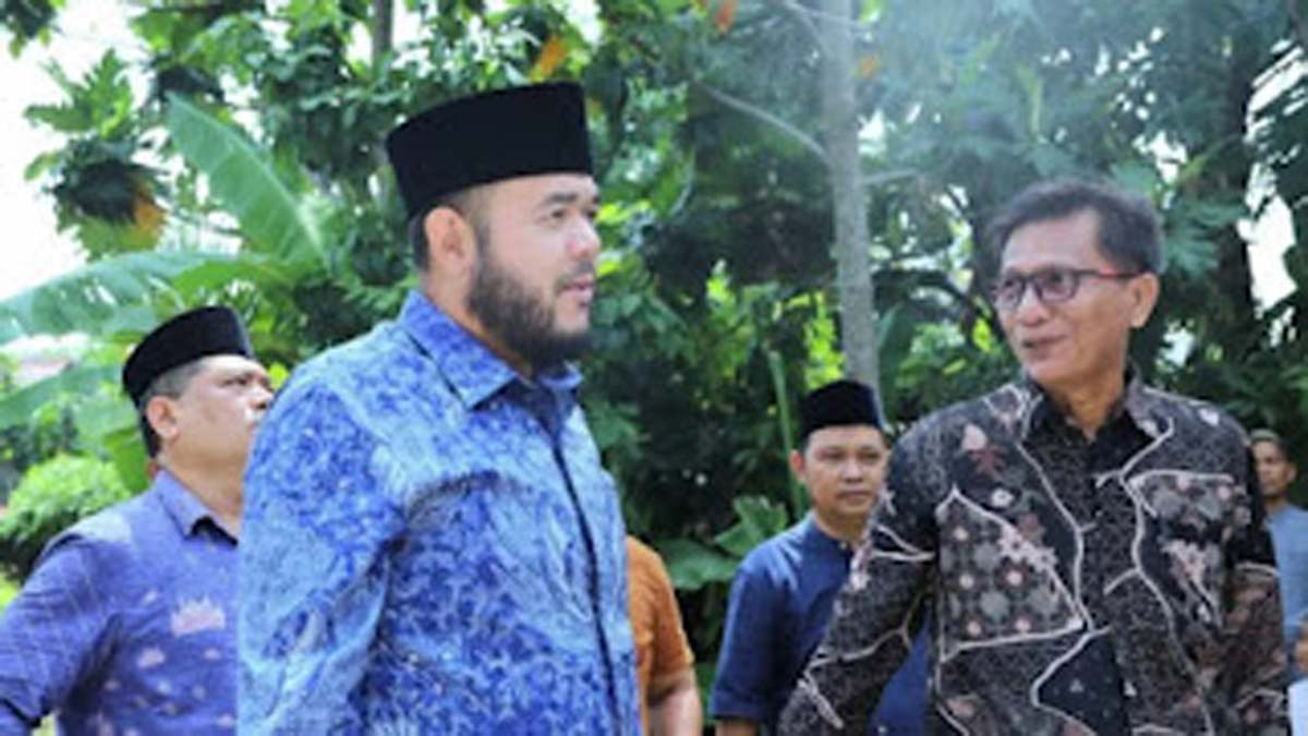 Walikota Padang, Fadly Amran saat menghadiri peresmian Musala An Nur