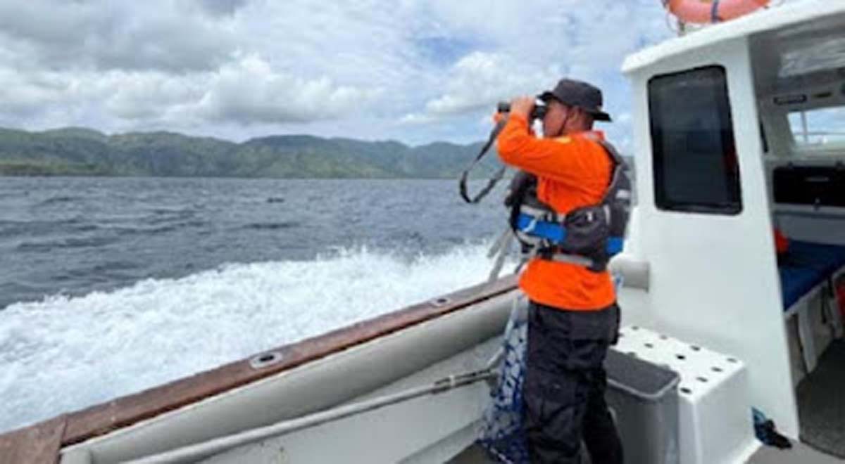 Basarnas mengevakuasi empat nelayan yang terombang-ambing