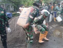 Pikul Semen Demi Kemajuan Desa