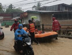 Ditsamapta Polda Sumbar Evakuasi Warga Terdampak Banjir di Sejumlah Titik Kota Padang