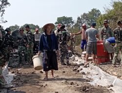 etes Keringat Satgas dan Warga Jadi Simbol Kuat Kemanunggalan TNI dengan Rakyat