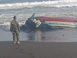 Gelombang Tinggi Hantam Perahu Nelayan Jember