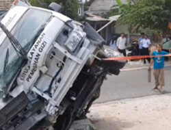 Mobil Boks MBG Terguling di Magetan