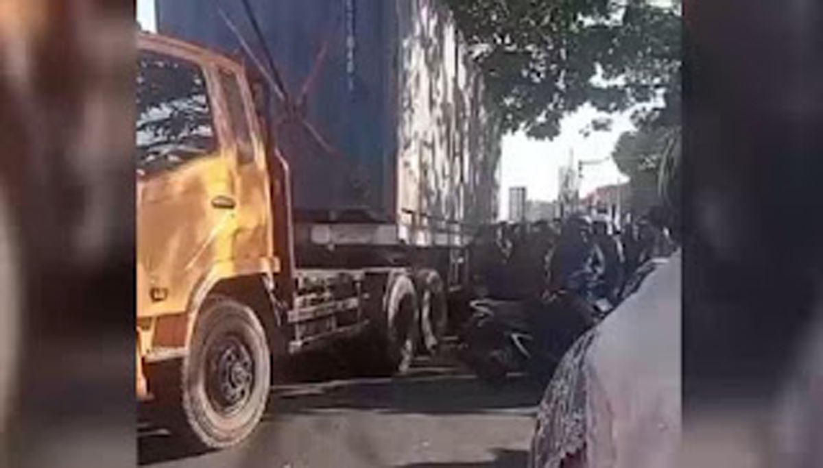 Remaja perempuan berusia 16 tahun tewas terlindas ban belakang truk tronton