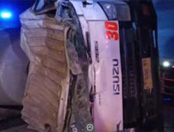 Truk Semen Terguling, Pantura Tuban Macet Parah
