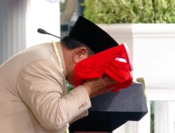 Momen Haru, Prabowo Cium Sang Merah Putih Usai Upacara Penurunan Bendera
