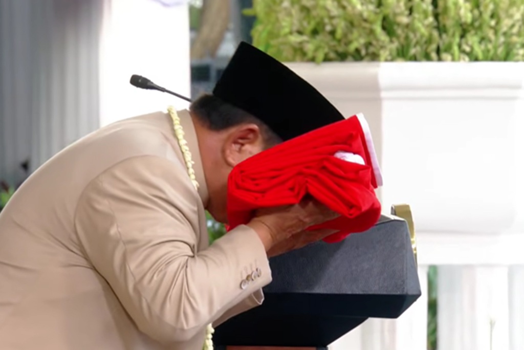 Presiden Prabowo Subianto mencium Sang Merah Putih saat Upacara Penurunan Bendera HUT ke-81 RI.