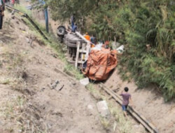 Truk Trailer Oleng, Terjun ke Jurang 15 Meter
