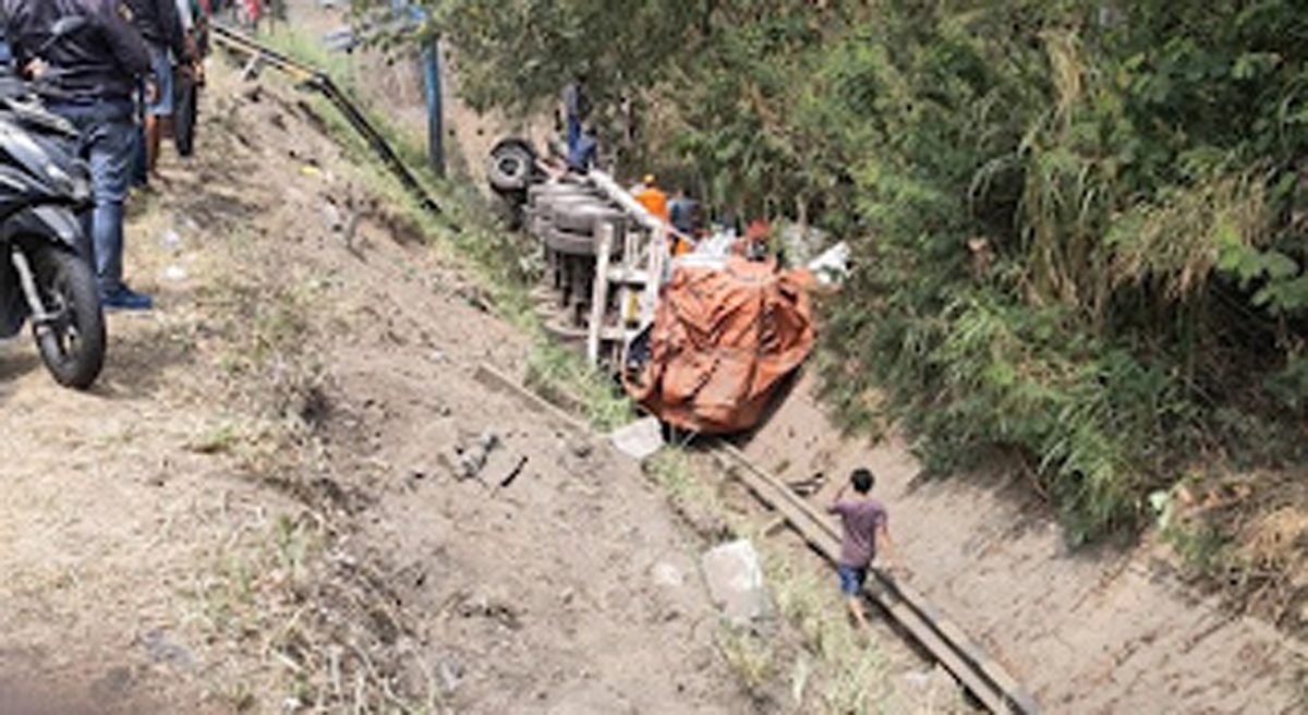 Truk trailer bermuatan 20 ton kapas jatuh ke jurang