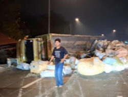 Kecelakaan Dua Truk Picu Macet Panjang