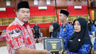 Wali Kota Pariaman, Yota Balad, menyerahkan Surat Keputusan (SK)