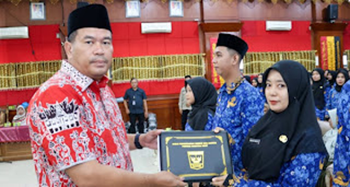 Wali Kota Pariaman, Yota Balad, menyerahkan Surat Keputusan (SK)