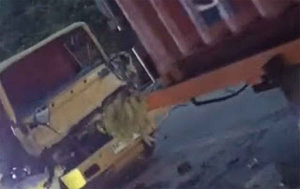 Mobil Tangki Air Tabrak Truk Rusak di Panorama I