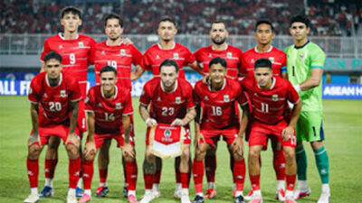 Jakarta – Timnas Indonesia harus segera mengalihkan perhatian setelah gagal melanjutkan kiprah di Piala AFF 2026. Skuad Garuda sudah ditunggu agenda berikutnya, yakni FIFA ASEAN Cup 2026 yang dijadwalkan digelar pada 23 September hingga 3 Oktober 2026. Perjalanan Indonesia di Piala AFF 2026 berakhir sebelum mencapai babak semifinal. Hasil tersebut menjadi pukulan bagi tim asuhan John Herdman yang sebelumnya diharapkan mampu bersaing lebih jauh dalam kompetisi antarnegara Asia Tenggara tersebut. Meski demikian, waktu untuk meratapi kegagalan tidak banyak. Timnas Indonesia harus segera mempersiapkan diri menghadapi turnamen berikutnya dengan tantangan yang berbeda. Indonesia bahkan memiliki keuntungan tersendiri karena dipercaya menjadi tuan rumah FIFA ASEAN Cup 2026 untuk Premier Division. Kompetisi tersebut akan diikuti delapan negara yang terbagi ke dalam dua grup, masing-masing beranggotakan empat tim. Indonesia Berada di Grup A Berdasarkan pembagian grup, Indonesia tergabung di Grup A bersama India, Malaysia, dan Singapura. Keempat negara tersebut akan bersaing untuk memperebutkan posisi teratas dan kesempatan tampil di partai final. Sementara itu, Grup B dihuni oleh Vietnam, Pakistan, Thailand, dan Filipina. Persaingan di masing-masing grup akan berlangsung ketat karena hanya tim yang finis sebagai pemuncak klasemen yang berhak lolos ke final. Dengan format tersebut, setiap pertandingan menjadi sangat penting bagi Indonesia. Kesalahan atau kehilangan poin sejak fase grup bisa berdampak besar terhadap peluang Garuda untuk melaju ke pertandingan perebutan gelar. India Menjadi Lawan Pembuka Indonesia akan memulai kiprahnya di Grup A dengan menghadapi India. Pertandingan tersebut menjadi kesempatan pertama bagi Garuda untuk menunjukkan respons setelah hasil mengecewakan di Piala AFF 2026. Usai menghadapi India, Indonesia akan berjumpa Singapura pada pertandingan kedua. Malaysia kemudian menjadi lawan terakhir Garuda di fase grup. Jadwal tersebut membuat Indonesia dituntut menjaga konsistensi sejak pertandingan pertama. Sebab, dengan hanya juara grup yang berhak menuju final, setiap poin yang diperoleh akan sangat menentukan posisi akhir di klasemen. FIFA ASEAN Cup 2026 pun menjadi kesempatan bagi Timnas Indonesia untuk segera bangkit. Status sebagai tuan rumah diharapkan dapat memberikan keuntungan tersendiri sekaligus menjadi momentum bagi Garuda untuk meraih prestasi yang lebih baik setelah kegagalan di Piala AFF. Jadwal Timnas Indonesia di FIFA ASEAN Cup 2026 Periode turnamen: 23 September–3 Oktober 2026 Grup A: Indonesia, India, Malaysia, Singapura Pertandingan pertama: Indonesia vs India Pertandingan kedua: Indonesia vs Singapura Pertandingan ketiga: Indonesia vs Malaysia Partai final: Juara Grup A vs Juara Grup B.(des*)