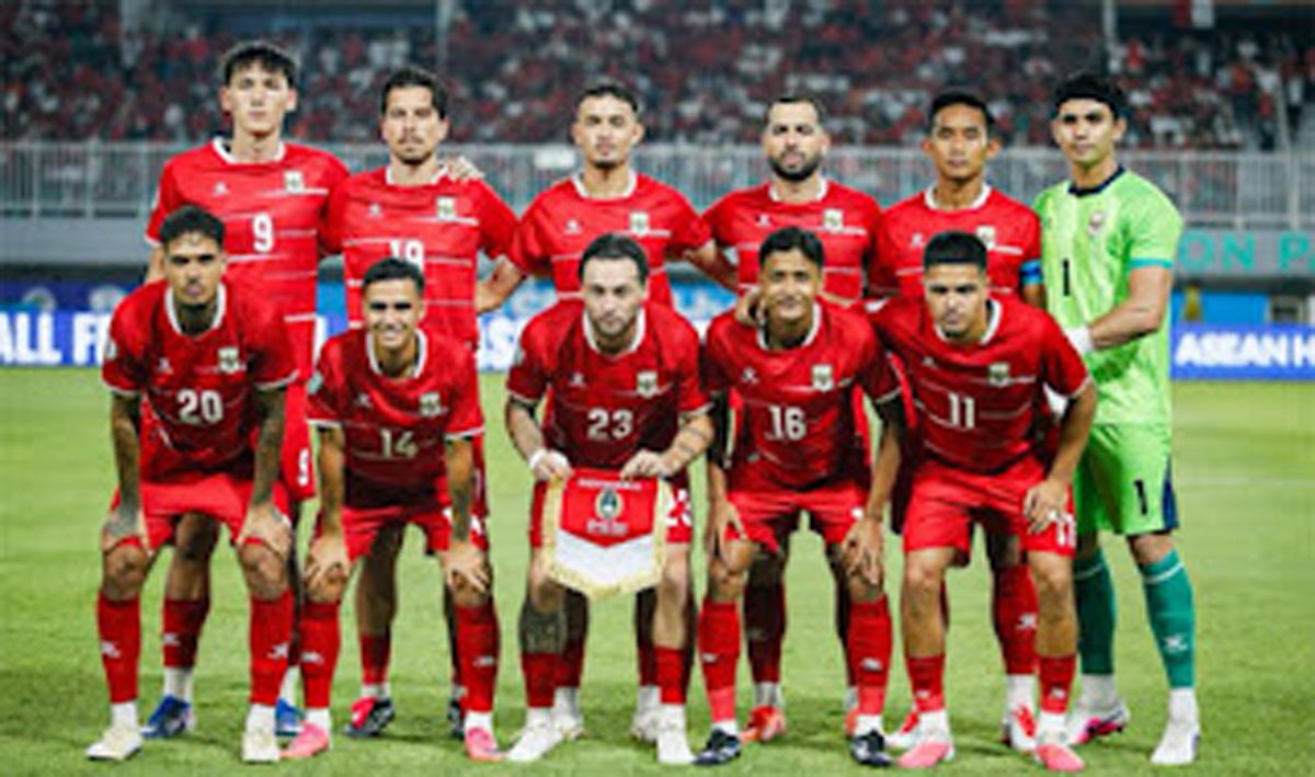 Jakarta – Timnas Indonesia harus segera mengalihkan perhatian setelah gagal melanjutkan kiprah di Piala AFF 2026. Skuad Garuda sudah ditunggu agenda berikutnya, yakni FIFA ASEAN Cup 2026 yang dijadwalkan digelar pada 23 September hingga 3 Oktober 2026. Perjalanan Indonesia di Piala AFF 2026 berakhir sebelum mencapai babak semifinal. Hasil tersebut menjadi pukulan bagi tim asuhan John Herdman yang sebelumnya diharapkan mampu bersaing lebih jauh dalam kompetisi antarnegara Asia Tenggara tersebut. Meski demikian, waktu untuk meratapi kegagalan tidak banyak. Timnas Indonesia harus segera mempersiapkan diri menghadapi turnamen berikutnya dengan tantangan yang berbeda. Indonesia bahkan memiliki keuntungan tersendiri karena dipercaya menjadi tuan rumah FIFA ASEAN Cup 2026 untuk Premier Division. Kompetisi tersebut akan diikuti delapan negara yang terbagi ke dalam dua grup, masing-masing beranggotakan empat tim. Indonesia Berada di Grup A Berdasarkan pembagian grup, Indonesia tergabung di Grup A bersama India, Malaysia, dan Singapura. Keempat negara tersebut akan bersaing untuk memperebutkan posisi teratas dan kesempatan tampil di partai final. Sementara itu, Grup B dihuni oleh Vietnam, Pakistan, Thailand, dan Filipina. Persaingan di masing-masing grup akan berlangsung ketat karena hanya tim yang finis sebagai pemuncak klasemen yang berhak lolos ke final. Dengan format tersebut, setiap pertandingan menjadi sangat penting bagi Indonesia. Kesalahan atau kehilangan poin sejak fase grup bisa berdampak besar terhadap peluang Garuda untuk melaju ke pertandingan perebutan gelar. India Menjadi Lawan Pembuka Indonesia akan memulai kiprahnya di Grup A dengan menghadapi India. Pertandingan tersebut menjadi kesempatan pertama bagi Garuda untuk menunjukkan respons setelah hasil mengecewakan di Piala AFF 2026. Usai menghadapi India, Indonesia akan berjumpa Singapura pada pertandingan kedua. Malaysia kemudian menjadi lawan terakhir Garuda di fase grup. Jadwal tersebut membuat Indonesia dituntut menjaga konsistensi sejak pertandingan pertama. Sebab, dengan hanya juara grup yang berhak menuju final, setiap poin yang diperoleh akan sangat menentukan posisi akhir di klasemen. FIFA ASEAN Cup 2026 pun menjadi kesempatan bagi Timnas Indonesia untuk segera bangkit. Status sebagai tuan rumah diharapkan dapat memberikan keuntungan tersendiri sekaligus menjadi momentum bagi Garuda untuk meraih prestasi yang lebih baik setelah kegagalan di Piala AFF. Jadwal Timnas Indonesia di FIFA ASEAN Cup 2026 Periode turnamen: 23 September–3 Oktober 2026 Grup A: Indonesia, India, Malaysia, Singapura Pertandingan pertama: Indonesia vs India Pertandingan kedua: Indonesia vs Singapura Pertandingan ketiga: Indonesia vs Malaysia Partai final: Juara Grup A vs Juara Grup B.(des*)