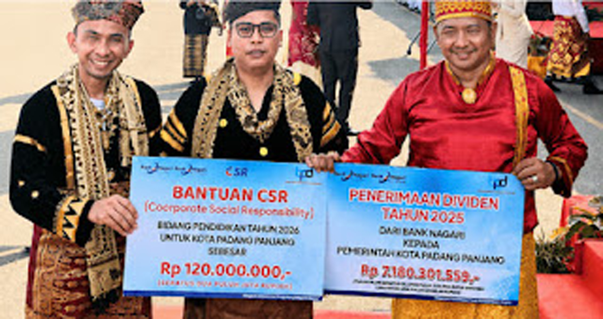 Pemimpin Cabang Bank Nagari Padang Panjang foto bersama.