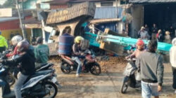 Kecelakaan truk Fuso pengangkut alat berat tabrakan dengan mobil pikap